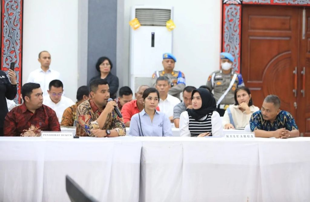 Keluarga Brigadir Kepala Arfan Saragih mendengarkan keterangan hasil penyelidikan Kepolisian Daerah Sumatera Utara tentang kasus kematian Bripka Arfan, di Medan, Selasa (4/4/2023) malam. 