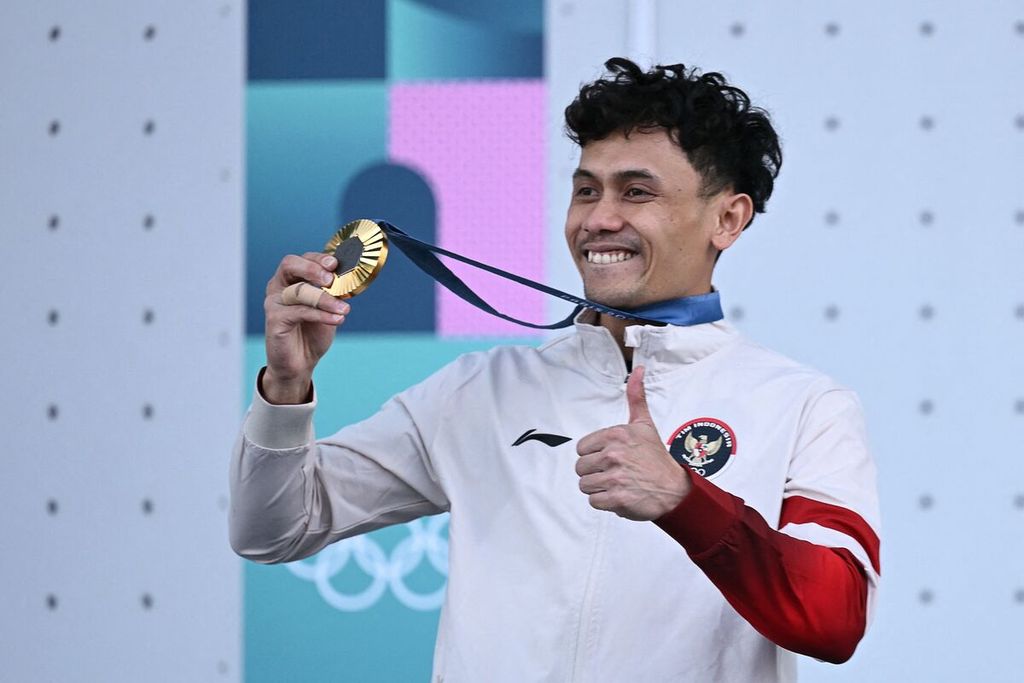 Veddriq Leonardo, peraih medali emas cabang olahraga panjat tebing di Olimpiade Paris 2024, berpose di Le Bourget Sport Climbing Venue pada Kamis (8/8/2024). Dia membuktikan prestasi tertinggi bisa diraih meski dihadang keterbatasan.