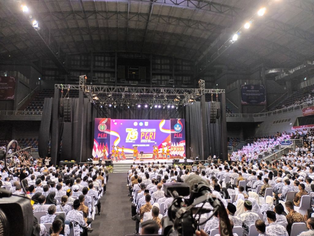 Suasana peringatan HUT Ke-78 PGRI dan Hari Guru Nasional 2023 yang digelar di Britama Arena, Kelapa Gading, Jakarta Utara, Sabtu (25/11/2023). 