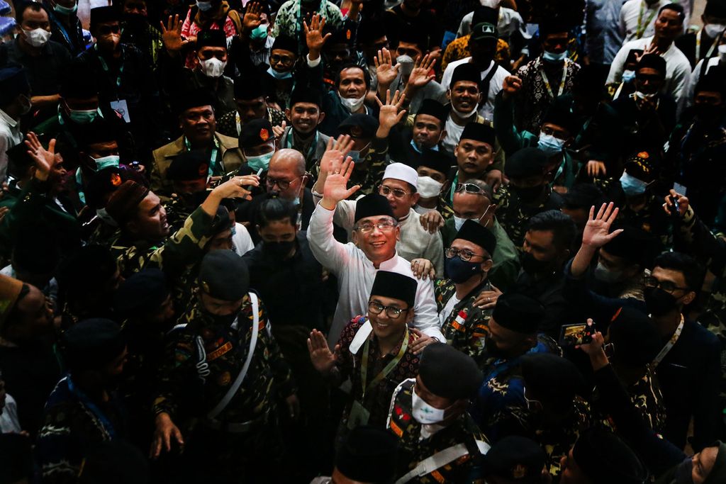 Ketua Tanfidziyah (Ketua Umum) Pengurus Besar Nahdlatul Ulama (PB NU) periode 2021-2026 terpilih KH Yahya Cholil Staquf (tengah) memenangi pemungutan suara dalam Muktamar ke-42 NU di Universitas Lampung, Bandar Lampung, Lampung, Jumat (24/12/2021) dini hari. 