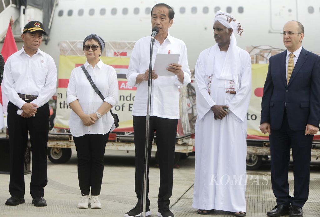 President Joko Widodo accompanied by (left to right) Coordinating Minister for Human Development and Cultural Affairs Muhadjir Effendy, Minister of Foreign Affairs Retno Marsudi, Sudan's Deputy Ambassador to Indonesia Sid Ahmed M. Alamain Hamid Alamain, and Egypt's Ambassador to Indonesia Yasser Hassan Farag Elshemy delivered a speech during the release of humanitarian aid for Palestine and Sudan at Halim Perdanakusuma Airbase, Jakarta, Wednesday (3/4/2024).