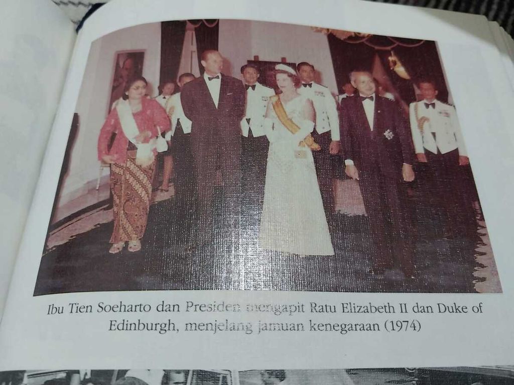 Sebuah foto dalam buku berjudul "Siti Hartinah Soeharto, Ibu Utama Indonesia" yang mengabadikan saat Presiden Soeharto dan Ibu Tien Soeharto mengapit Ratu Elizabeth II dan Duke of Edinburgh menjelang jamuan kenegaraan. 