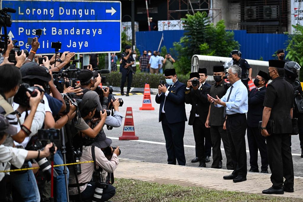 Raja Malaysia Sultan Abdullah Sultan Ahmad Shah atau Yang Dipertuan Agung XVI (ketiga dari kanan) bertemu dengan awak media di luar Istana Negara di Kuala Lumpur, Malaysia, 21 November 2022. 