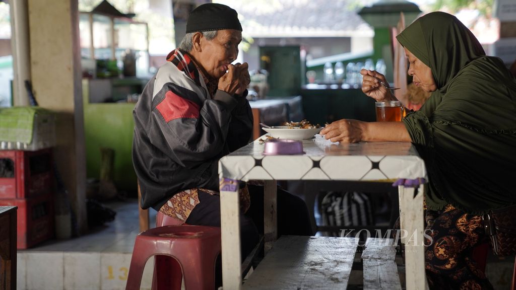 Warga lansia menikmati kuliner di Pasar Ngasem, Kelurahan Patehan, Kecamatan Kraton, Kota Yogyakarta, DI Yogyakarta, Senin (19/12/2022). 