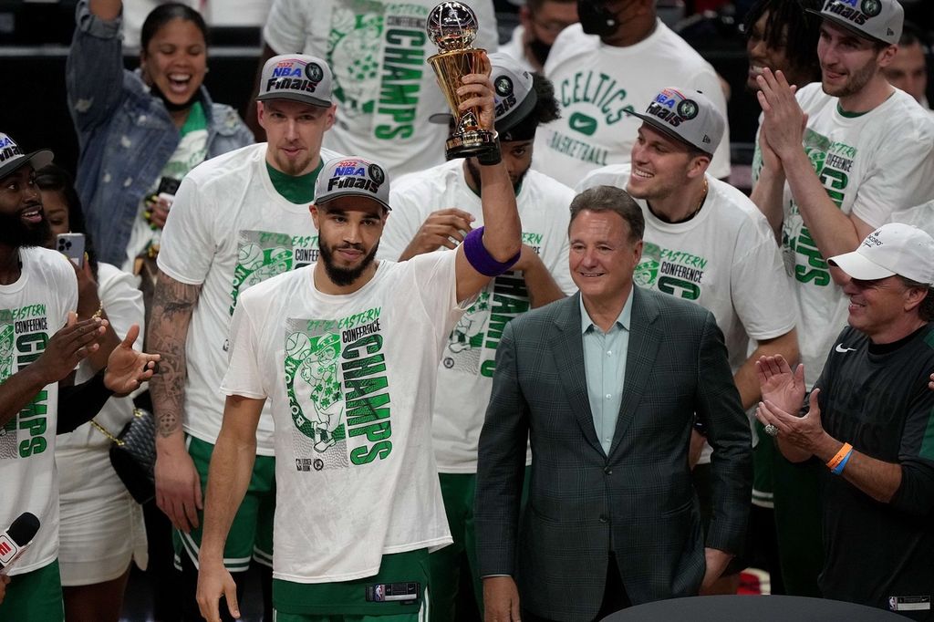 Pemain Boston Celtics, Jayson Tatum (tengah), mengangkat trofi pemain terbaik final Wilayah Timur NBA setelah membawa timnya ke Final NBA dengan mengalahkan Miami Heat, 4-3, lewat tujuh laga final yang berakhir di FTX Arena, Miami, Florida, Senin (30/5/2022) pagi WIB. 