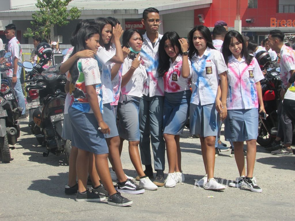 Siswa SMAN 3 Kupang merayakan kelulusan dengan mencoret baju, pesta ria, dan kebut-kebutan di jalanan umum di Kupang, NTT, Jumat (12/4/2018). Kondisi seperti ini masih berlangsung sampai tahun 2022. Semoga saja dalam kelulusan pada 2023 tidak ada aksi seperti ini.
