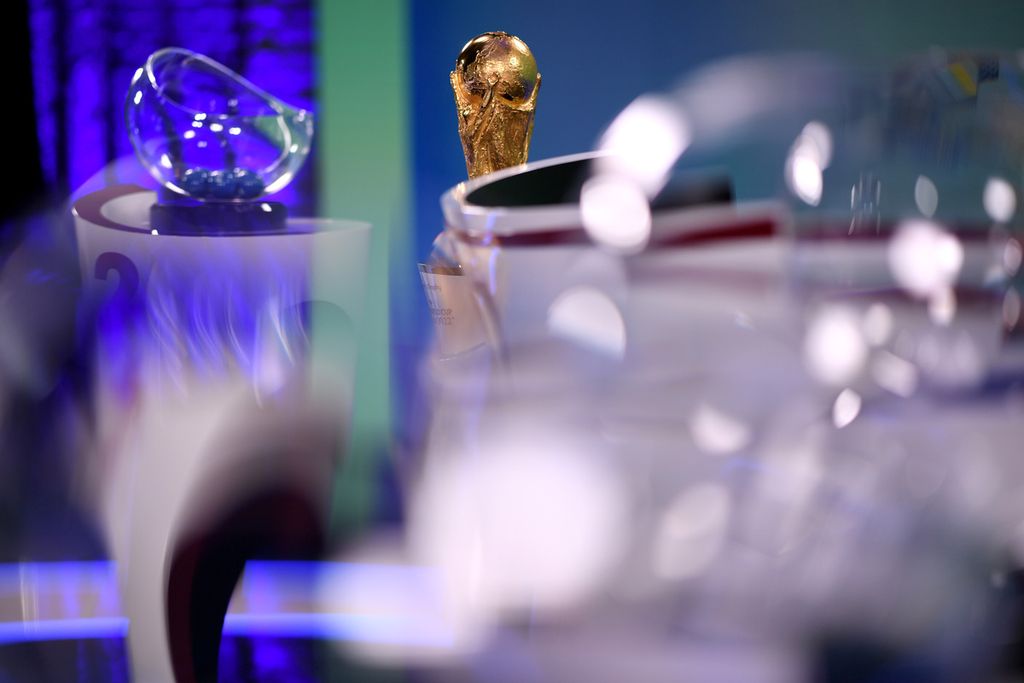 Trofi Piala Dunia ditampilkan pada pengundian babak<i> playoff</i> Kualifikasi Piala Dunia Qatar 2022 di kantor pusat FIFA di Zurich, Swiss, Kamis (26/11/2021). 
