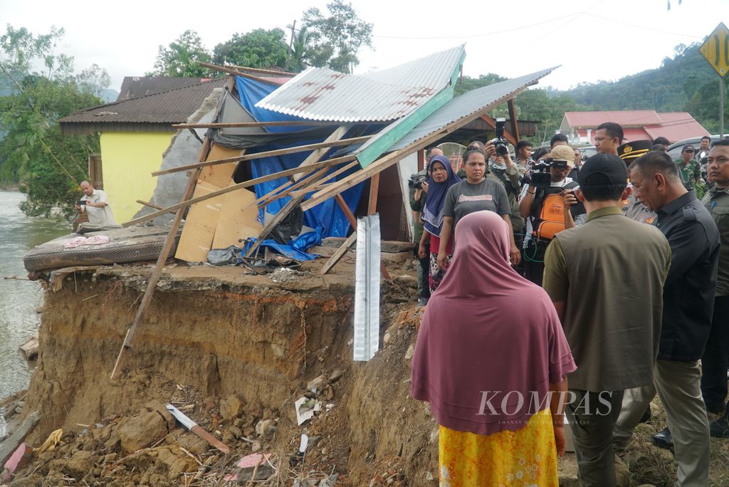 Kepala BNPB Suharyanto memantau kondisi rumah warga yang hanyut ke sungai akibat banjir di Nagari Barung-Barung Balantai, Kecamatan Koto XI Tarusan, Kabupaten Pesisir Selatan, Sumatera Barat, Senin (11/3/2024). 
