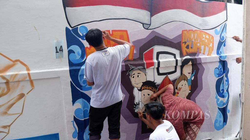 Sejumlah orang membuat mural tentang pemilihan umum (pemilu) dalam kegiatan Lomba Mural Pemilu 2019 yang diselenggarakan Komisi Pemilihan Umum (KPU) Provinsi Kalimantan Selatan di Banjarmasin, Rabu (27/2/2019). 