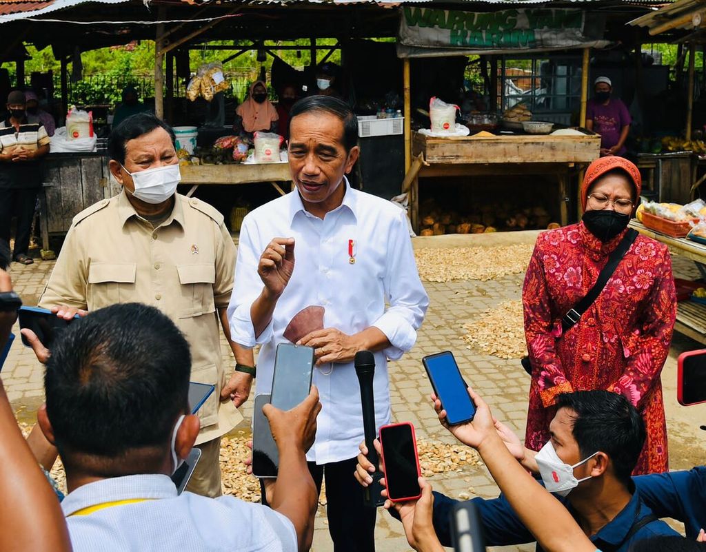 Presiden Joko Widodo saat memberikan keterangan pers di Pasar Bangkal Baru, Kabupaten Sumenep, Jawa Timur, Rabu (20/4/2022).