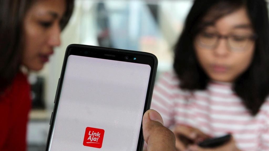 Warga mencoba aplikasi mobile money LinkAja di Jakarta, Senin (25/2/2019). Layanan keuangan elektronik milik Telkomsel, yakni TCash, resmi berubah menjadi menjadi LinkAja mulai 22 Februari 2019. LinkAja merupakan layanan uang digital sinergi dari sejumlah badan usaha milik negara (BUMN). LinkAja menggabungkan produk TCash milik Telkomsel, Yap! milik BNI, e-Cash milik Bank Mandiri, dan T-Bank BRI. Penggabungan ini diharapkan BUMN dapat bersaingan dengan OVO dan Go-Pay dan dapat secara maksimal menggarap nasabah dan pelanggan Telkomsel.