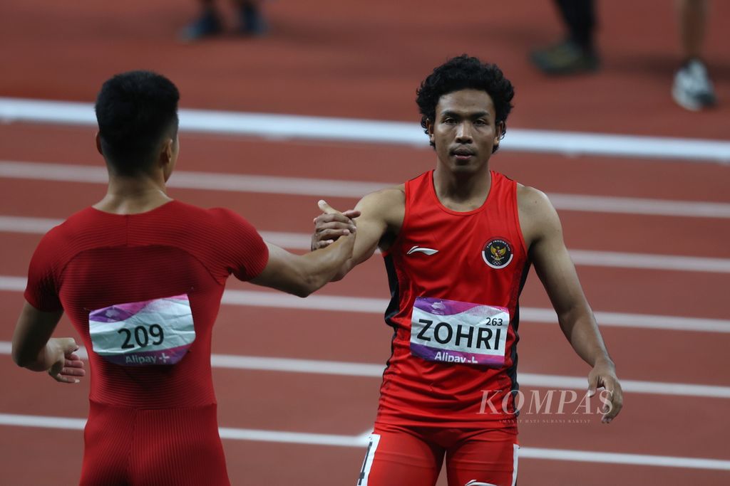 Pelari Indonesia, Lalu Muhammad Zohri (kanan) memberi selamat kepada pelari China, Xie Zhenye usai final nomor 100 meter putra Asian Games Hangzhou 2022 di Stadion Utama Hangzhou, Provinsi Zhejiang, China, Sabtu (30/9/2023). Zohri berada di urutan ke-6 dengan catatan waktu 10,16 detik, sedangkan emas diraih pelari tuan rumah Xie Zhenye dengan catatan waktu 9,97 detik. 