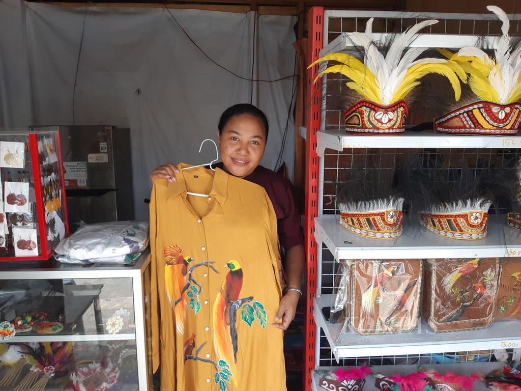 Pemilik galeri Shmini Art, Lusi Sampari Umbora, menunjukkan produk-produk kerajinan tangan dan busana khas Papua di Kota Jayapura pada 26 Agustus 2023.
