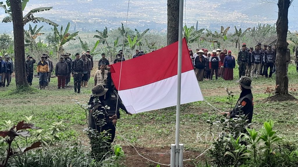 Pengibaran bendera merah putih pada upacara Hari Ulang Tahun Ke- 78 Kemerdekaan RI yang diikuti oleh petani, Profauna Indonesia, TNI, di Gunung Pucung, Kota Batu, Jawa Timur, Kamis (17/8/2023).