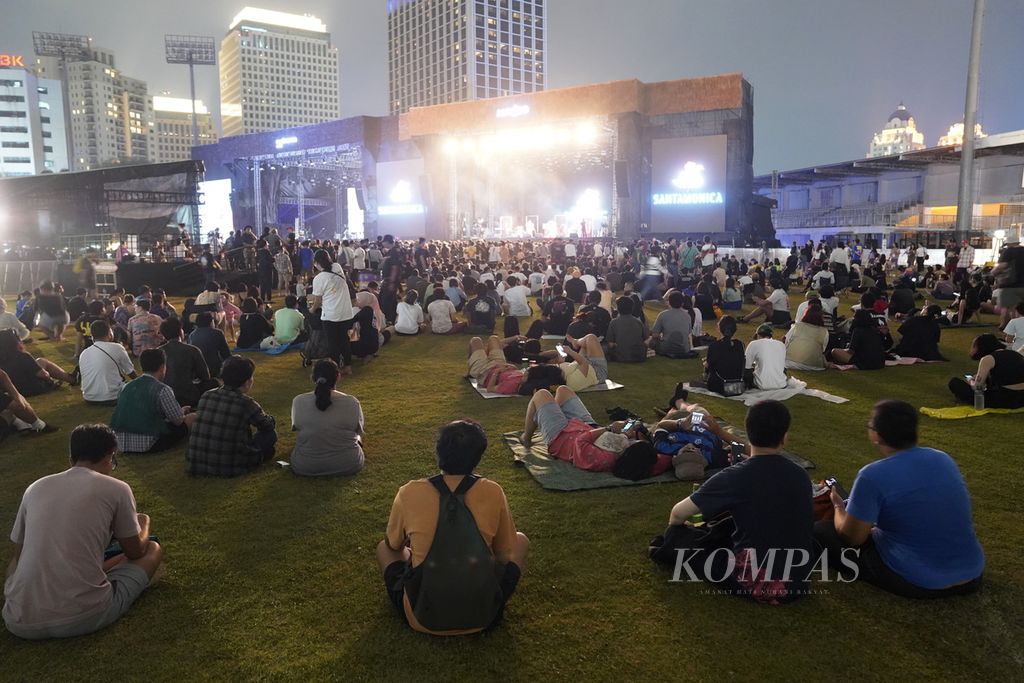 Penonton dalam Joyland Festival Jakarta 2023 di Lapangan Baseball, Kompleks Gelora Bung Karno, Senayan, Jakarta, Minggu (26/11/2023). Sebanyak 48 penampil musik <i>manggung </i>di perhelatan festival musik Joyland 2023 yang berlangsung tiga hari tersebut. 