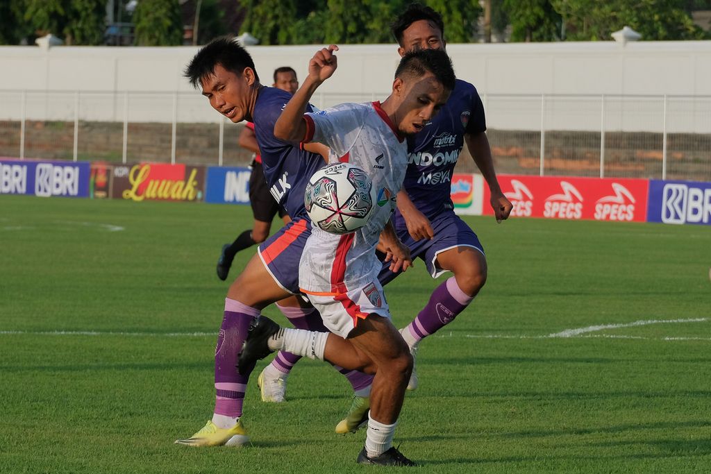 Pesepak bola Borneo FC Muhammad Sihran (kanan) berebut bola dengan pesepak bola Persita Herwin Tri (kiri) pada pertandingan Liga 1 di Stadion Kompyang Sujana, Denpasar, Bali, Rabu (2/2/2022). Pertandingan tersebut berakhir imbang dengan skor 1-1. 