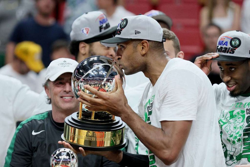 Pemain Boston Celtics, Al Horford, mencium trofi Bob Cousy, lambang juara Wilayah Timur NBA, setelah mengalahkan Miami Heat pada laga ketujuh final Wilayah Timur di FTX Arena, Miami, Florida, Senin (30/5/2022) pagi WIB. Celtics lolos ke Final NBA untuk pertama kalinya sejak 2010. 