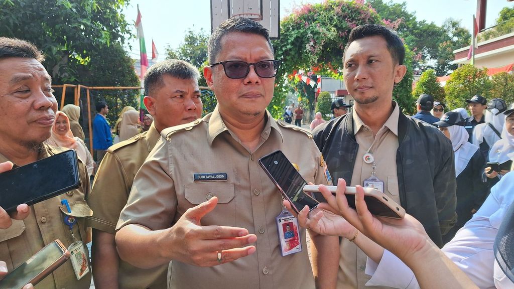 Pelaksana Tugas Kepala Dinas Pendidikan Provinsi DKI Jakarta Budi Awaluddin ketika meninjau uji coba makan bergizi gratis di SD Negeri Cipayung 04 Pagi, Jakarta Timur, Senin (26/8/2024).