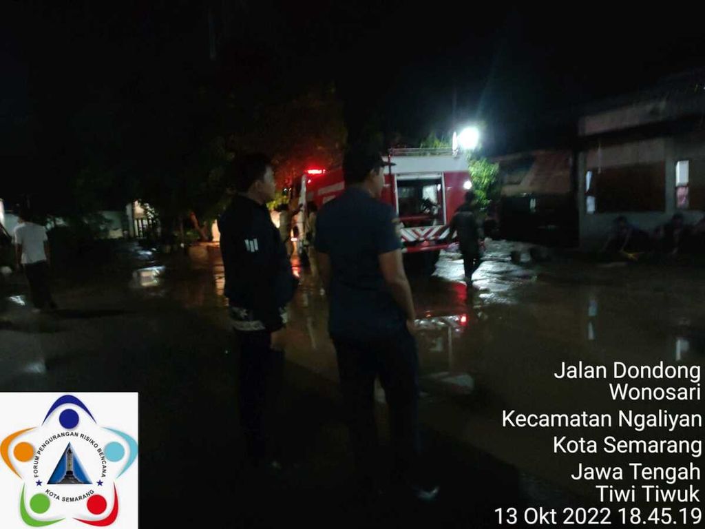 Kondisi banjir dan lumpur akibat luapan Sungai Bringin di Kecamatan Ngaliyan, Kota Semarang, Jawa Tengah, Kamis (13/10/2022). 