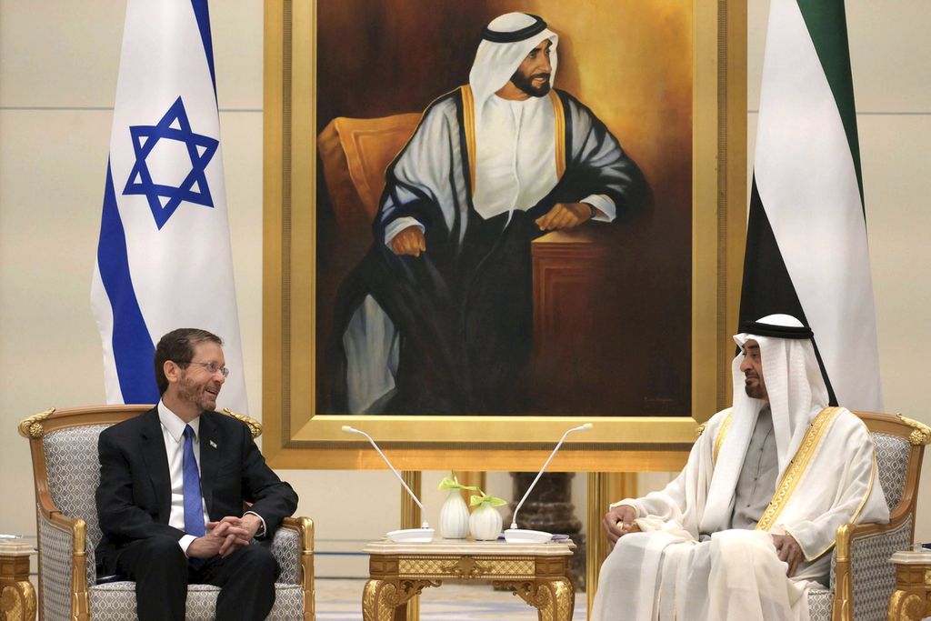  Presiden Israel Isaac Herzog menggelar pertemuan bilateral dengan Putera Mahkota Abu Dhabi, Sheikh Mohammed bin Zayed Al Nahyan di Abu Dhabi, Minggu (30/1/2022). Israel terus memperkuat hubungannya dengan negara-negara di kawasan Timur Tengah. 