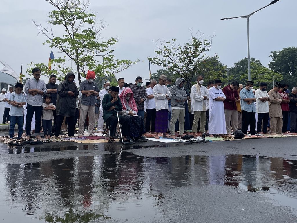 Warga Muhammadiyah melaksanakan shalat Idul Fitri 1444 Hijriah di bawah guyuran hujan di halaman Jakarta Equestrian Park, Pulomas, Jakarta Timur, Jumat (21/4/2023).