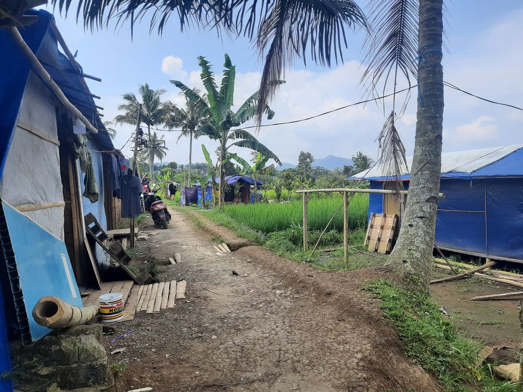 Kompleks pengungsian di Kedung Girang, Sukamanah, Kabupaten Cianjur, Jumat (21/4/2023).