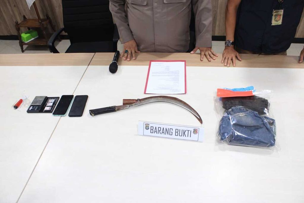 Barang bukti penganiayaan di Kalideres yang diamankan Polsek Kalideres, Jakarta Barat, Kamis (27/7/2023).