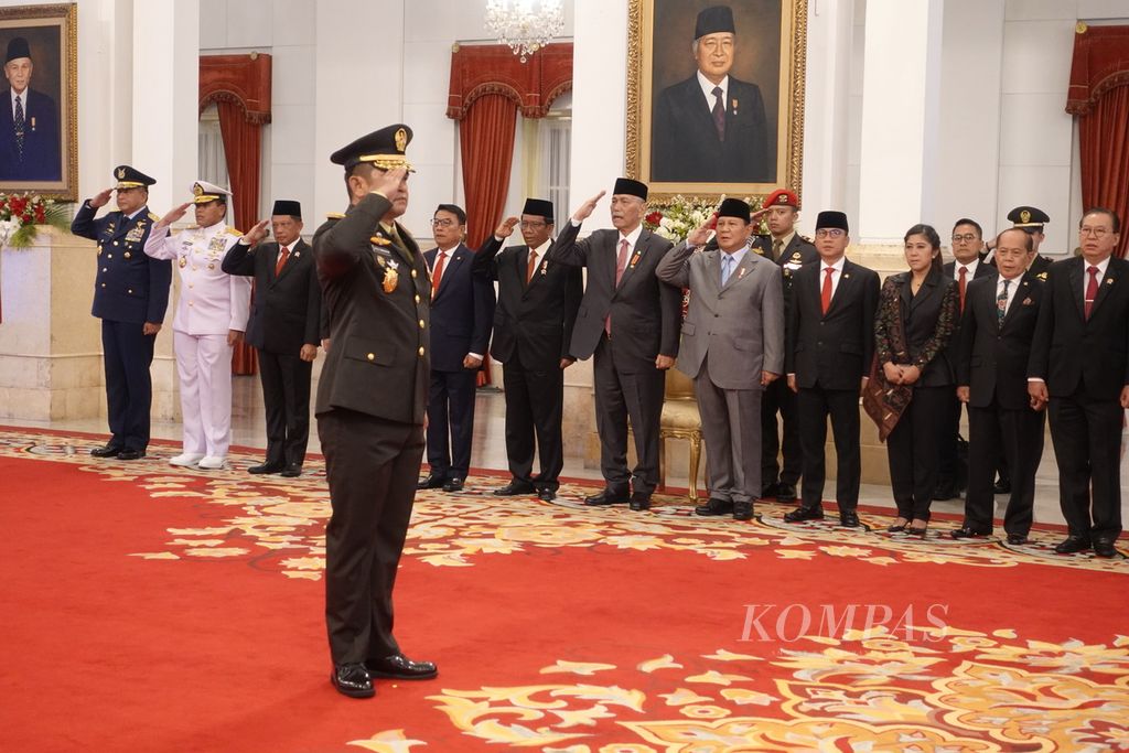 Suasana saat Presiden Joko Widodo melantik Jenderal Maruli Simanjuntak sebagai Kepala Staf TNI Angkatan Darat (KSAD) di Istana Negara, Jakarta, Rabu (29/11/2023). 