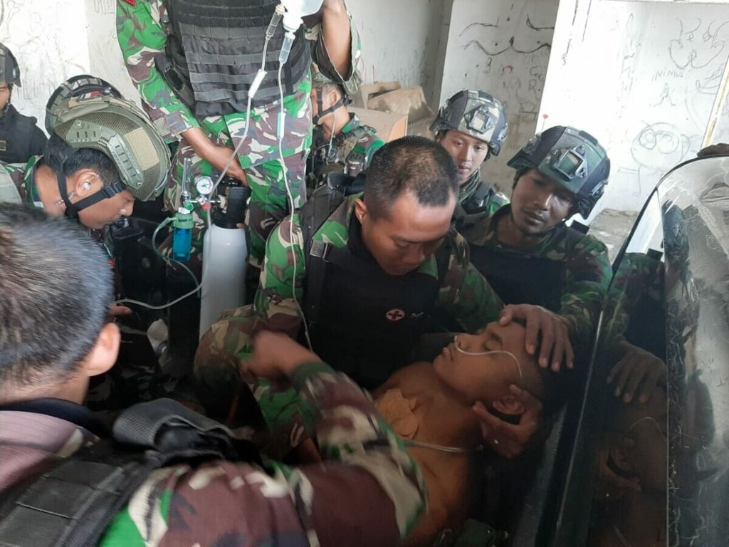 Prajurit Satu Roy Vebrianto saat mendapatkan perawatan sebelum mengembuskan napas terakhir. Roy terkena tembakan anggota kelompok kriminal bersenjata di daerah Titigi, Kabupaten Intan Jaya, Papua, Jumat (22/1/2021).