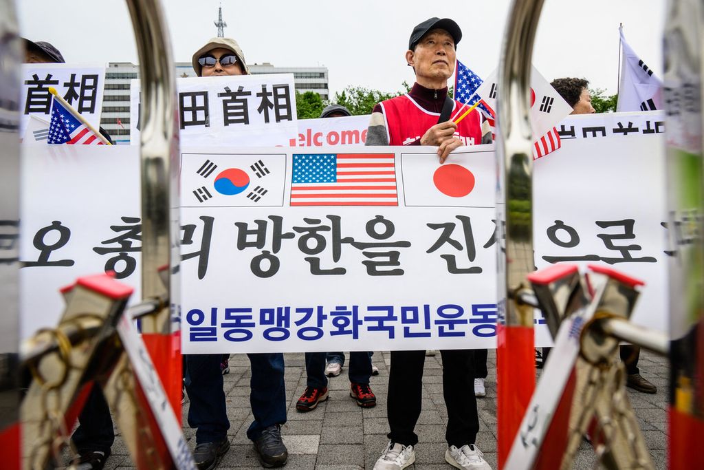 Para aktivis mengadakan unjuk rasa untuk menyambut kedatangan Perdana Menteri Jepang Fumio Kishida di depan kantor kepresidenan Korea Selatan di Seoul, 7 Mei 2023. Kishida berada di Korsel untuk memulai kembali "diplomasi ulang-alik" dan memperbaiki hubungan kedua negara. 