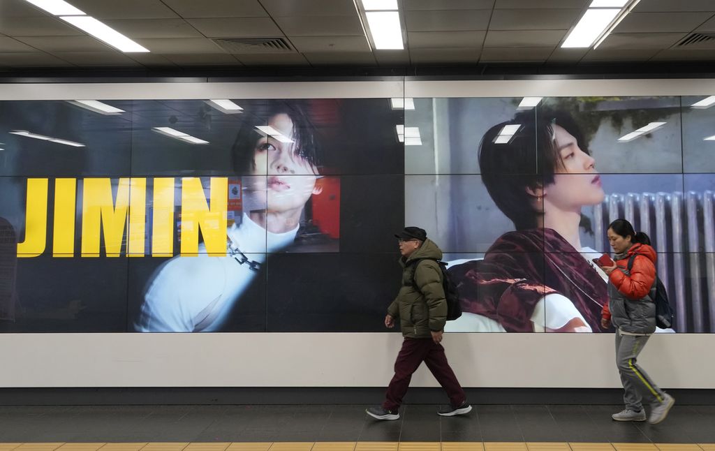  Sebuah layar memperlihatkan gambar Jimin, anggota band <i>K-pop</i> BTS, di stasiun kereta bawah tanah di Seoul, Korea Selatan, Rabu (6/12/2023).