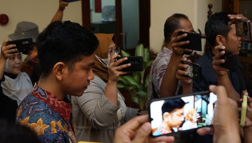 Wali Kota Surakarta Gibran Rakabuming Raka sewaktu diwawancarai awak media di Balai Kota Surakarta, Jawa Tengah, Senin (23/10/2023). 