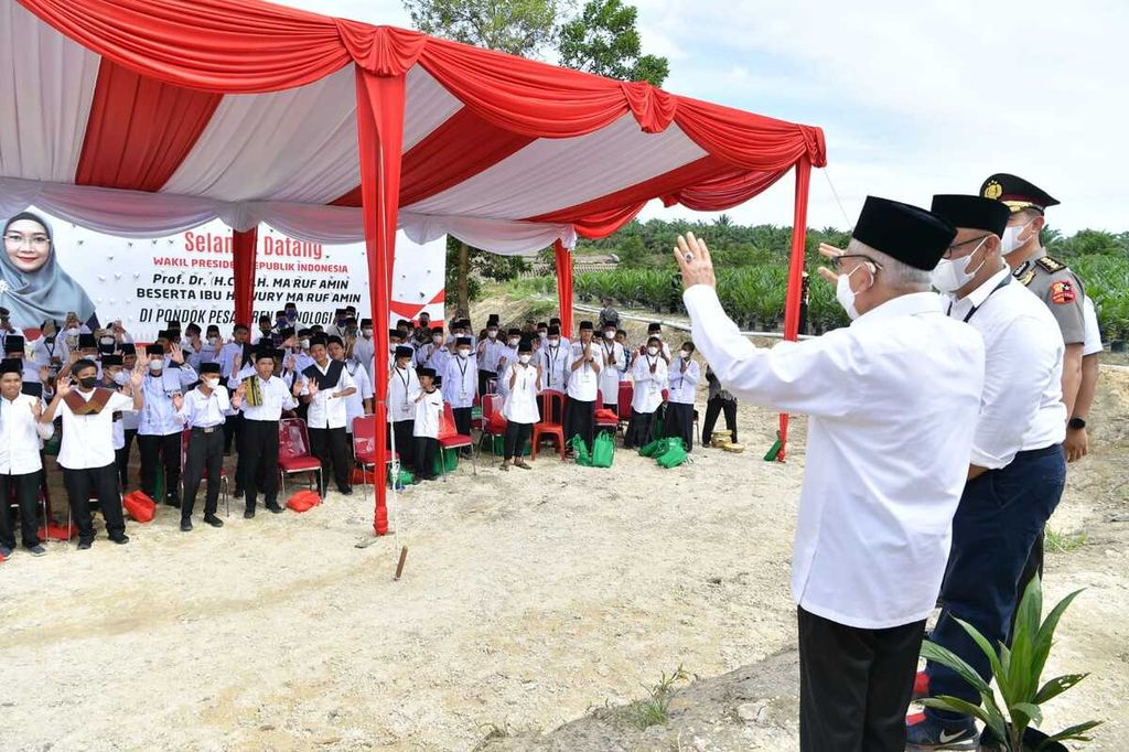 Wakil Presiden Maruf Amin meninjau kegiatan Santripreneur berbasis sawit di Pondok Pesantren Teknologi Riau, Jalan Lintas Sumatera No 20, Pekanbaru, Riau, 25 Agustus 2022.