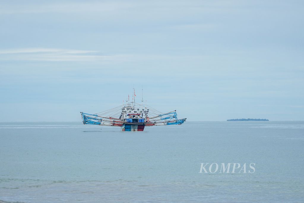 Kapal bagan ditambatkan di perairan sekitar pulau di Kelurahan Pasie Nan Tigo, Kecamatan Koto Tangah, Kota Padang, Sumatera Barat, Sabtu (3/9/2022) siang.
