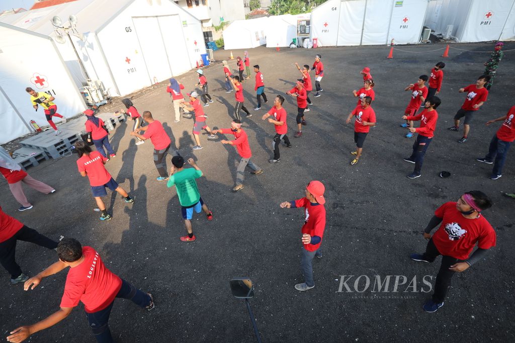 Relawan Palang Merah Indonesia (PMI) dan prajurit TNI mengikuti senam Zumba bersama Zumba instruktur Phyo di Gudang Darurat Nasional Penanganan COVID-19 PMI, Jakarta, Sabtu (13/6/2020). Kegiataan yang diikuti oleh relawan PMI dan prajurit Marinir bertujuan untuk menjaga kebugaran tubuh.