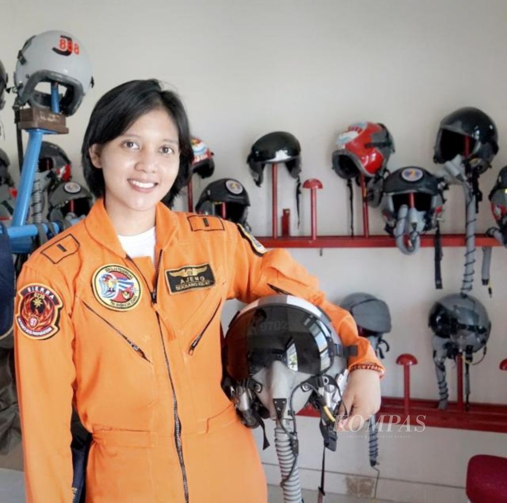 Letda (Pnb) Ajeng Tresna Dwi Wijayanti, STr (Han), perwira lulusan Akademi Angkatan Udara tahun 2018, menjadi perempuan pilot tempur pertama di TNI AU.