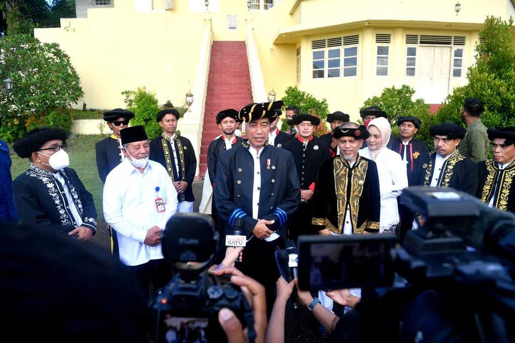 Presiden Joko Widodo menerima anugerah gelar adat Dada Madopo Malomo dari Kesultanan Ternate di Kedaton Sultan Ternate, Kota Ternate, Provinsi Maluku Utara, pada Rabu, 28 September 2022.