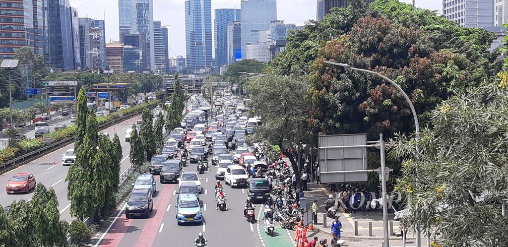 Suasana Jalan Gatot Subroto arah Slipi, Jakarta Selatan, Senin (3/4/2023) sekitar pukul 11.00. Kemacetan parah mengular hingga depan pintu gerbang Polda Metro Jaya. Ditutupnya akses masuk dan parkir kendaraan di lingkungan Mapolda Metro Jaya bersamaan dengan acara serah terima jabatan kepala Polda Metro Jaya yang baru memperparah kemacetan jalan. Kendaraan yang dibawa masyarakat yang ingin ke Polda Metro Jaya terpaksa diparkir di bahu jalan. Ini memicu penyempitan jalan.