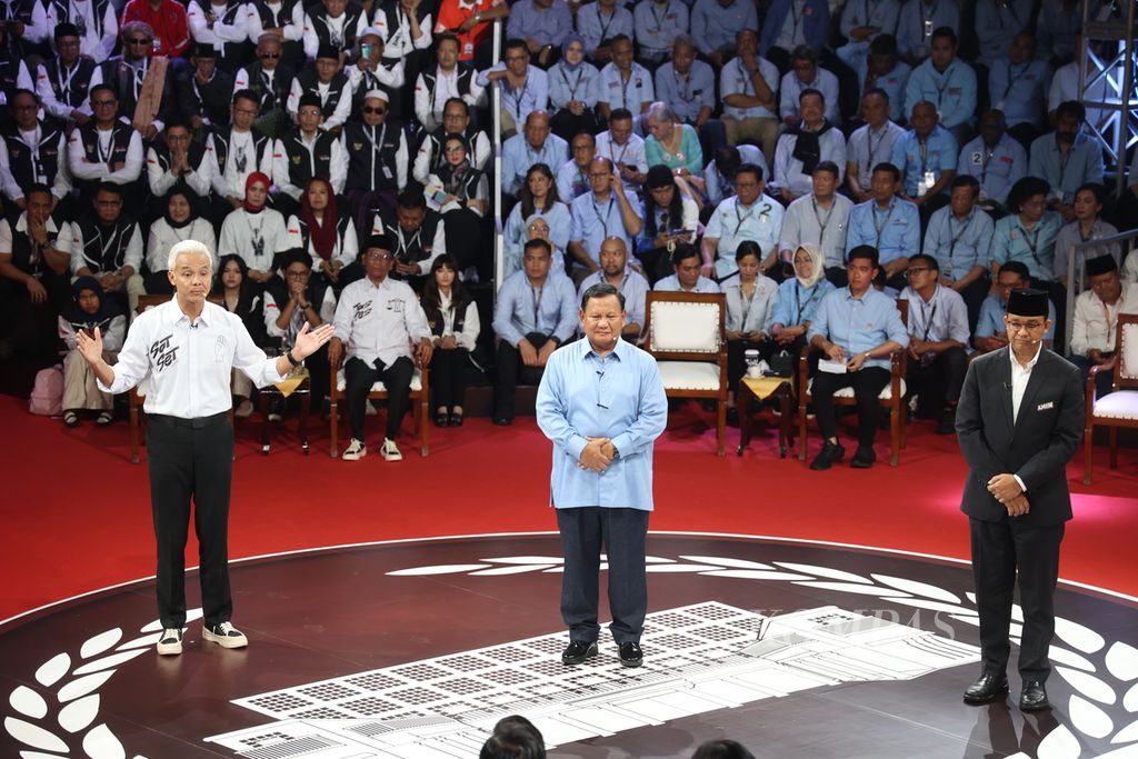 Ketiga calon presiden (kanan ke kiri) Anies Baswedan, Prabowo Subianto, dan Ganjar Pranowo mengikuti debat yang diselenggarakan Komisi Pemilihan Umum (KPU) di kantor KPU, Jakarta, Selasa (12/12/2023).  