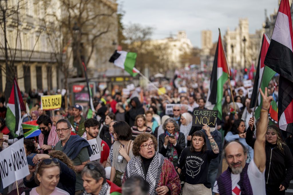 Warga berjalan kaki di pusat kota Madrid, Spanyol, Sabtu (27/1/2024) dalam unjuk rasa mendukung Palestina. Mereka menyerukan segera dilakukan gencatan senjata di Gaza. 