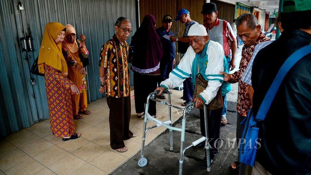 Warga lansia menunggu kantor buka untuk mengambil uang pensiun mereka di Bank BTPN, Banyumanik, Kota Semarang, Jawa Tengah, Senin (3/12/2018). Uang pensiun tersebut menjadi tumpuan mereka untuk memenuhi kebutuhan hidup setelah tidak lagi bekerja di masa tua.