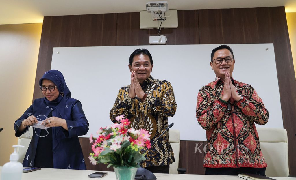 Ketua DKPP Heddy Lugito (tengah) didampingi anggota DKPP Muhammad Tio Aliansyah (kanan) dan Ratna Dewi Pettalolo memberikan keterangan kepada wartawan seusai bertemu Menkumham Yasonna H Laoly di Gedung Kemenkumham, Jakarta, Selasa (11/10/2022). 