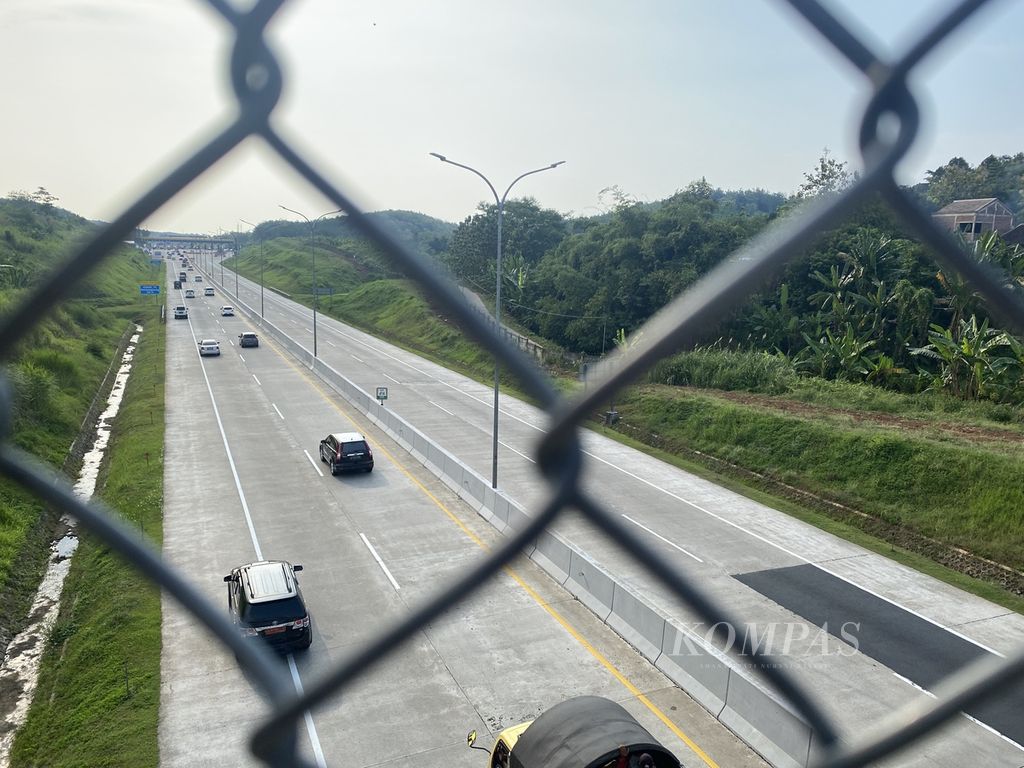 Kendaraan melintas di Gerbang Tol Kalikangkung, Kota Semarang, Jawa Tengah, Senin (24/4/2023), dalam penerapan sistem satu arah atau <i>one way</i>. Rencananya, <i>one way</i> akan diterapkan hingga Gerbang Tol Cikampek Utama, Jawa Barat, untuk mengantisipasi kepadatan lalu lintas. Kebijakan itu bersifat dinamis, disesuaikan dengan kondisi lalu lintas.