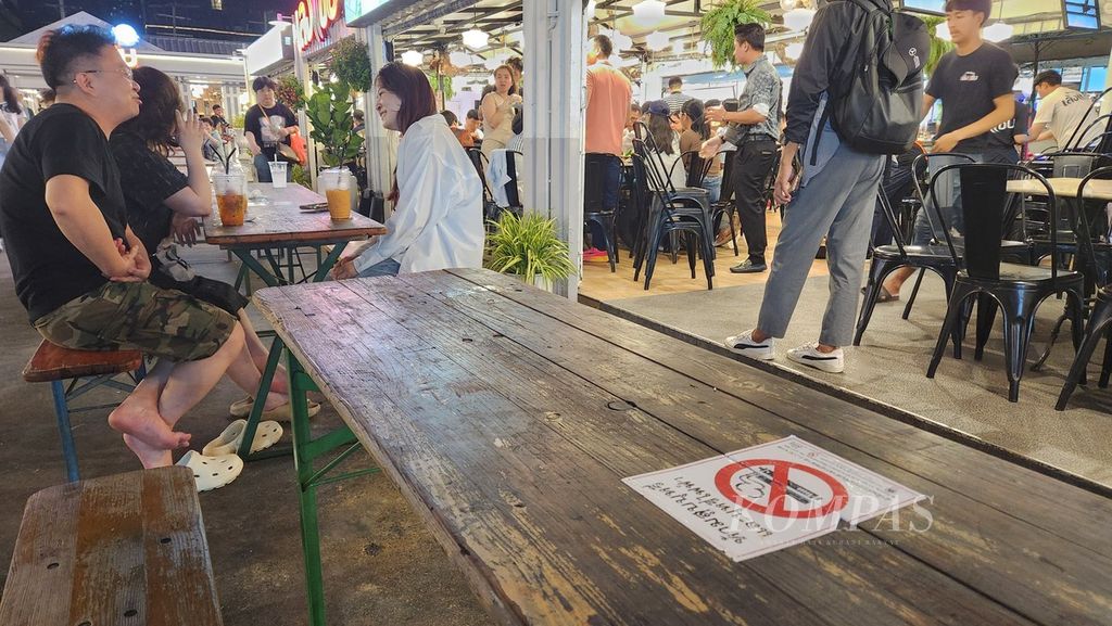 Signs prohibiting smoking, both conventional and electronic, are posted on a table at Jodd Fairs Night Market in Bangkok, Thailand on Monday (13/05/2024). Thailand is one of the countries that has implemented strict regulations regarding tobacco control.