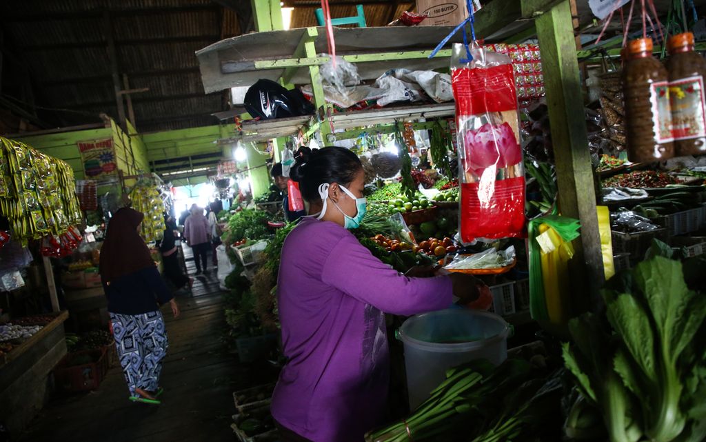 Warga mengenakan masker saat berbelanja di Pasar Ranai, Pulau Natuna, Kepulauan Riau, Rabu (5/2/2020). 