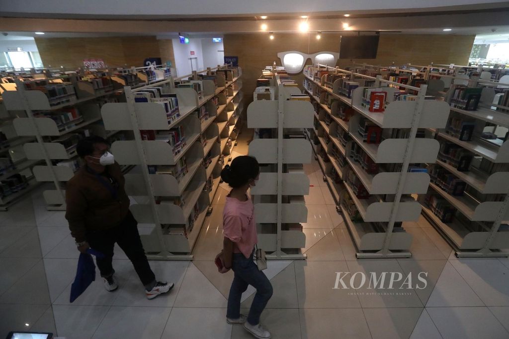 Pengunjung mencari buku di Perpustakaan Nasional (Perpusnas), Jakarta, Senin (17/2/2021), yang juga bertepatan dengan Hari Buku Nasional (Harbuknas). Harbuknas diperingati setiap 17 Mei untuk mendorong tumbuhnya budaya literasi di kalangan masyarakat Indonesia. 