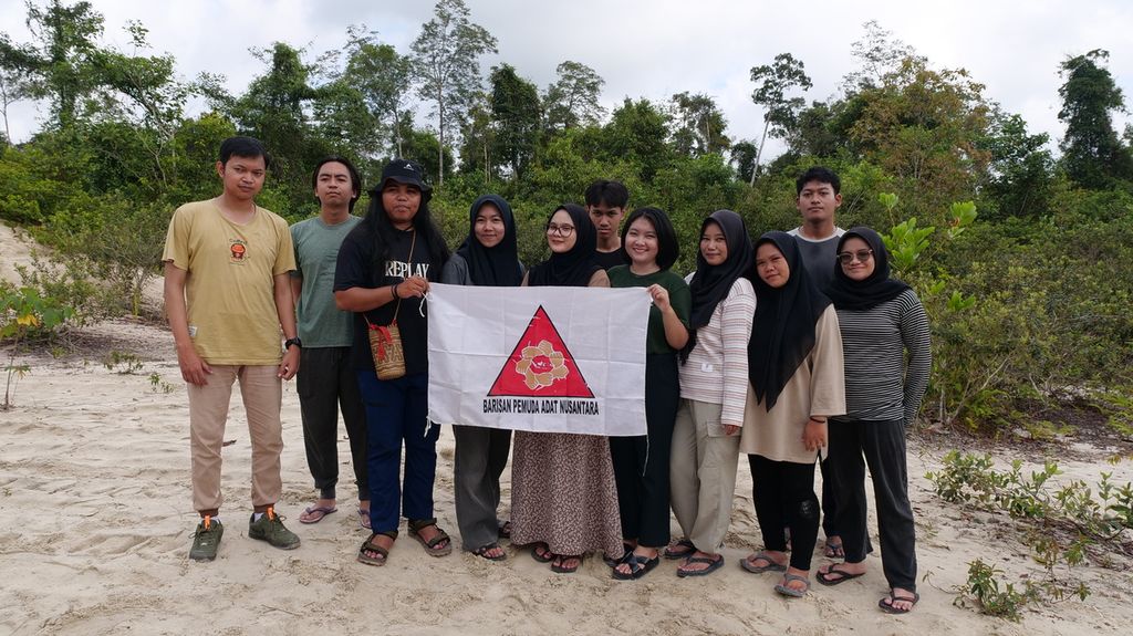 Barisan Pemuda Adat Nusantara bersama Save Our Borneo (SOB) menggelar aksi untuk memperingati Hari Masyarakat Adat Sedunia setiap tanggal 9 Agustus 2024 di Pangkalan Bun, Kalimantan Tengah, Jumat (9/8/2024).