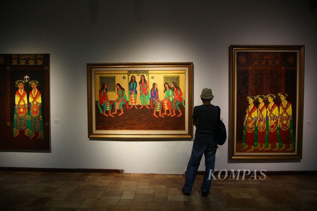 Pengunjung menyaksikan lukisan dalam pameran seni rupa yang mengangkat tema "Merayakan Kebersamaan" di Bentara Budaya Jakarta, Kamis (22/2/2024) malam. Pameran dalam rangka memeriahkan Imlek ini diikuti oleh 11 seniman. 