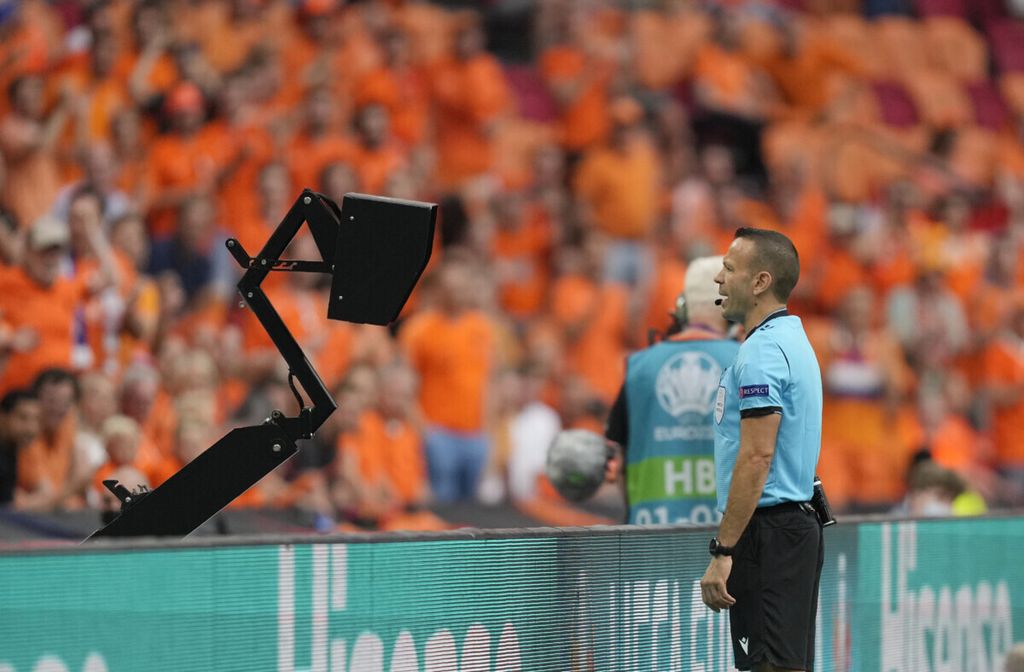 Wasit Orel Grinfeeld memeriksa layar VAR dalam laga penyisihan Grup C Piala Eropa 2020 antara Belanda dan Austria di Johan Cruijff Arena, Amsterdam, Kamis (17/6/2021). Pada Piala Eropa 2024, wasit akan memberikan penjelasan kepada penonton terkait keputusan VAR. 