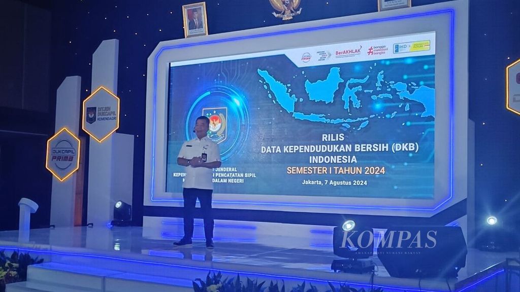 Direktur Jenderal Kependudukan dan Pencatatan Sipil Kementerian Dalam Negeri Teguh Setyabudi menjelaskan data kependudukan bersih (DKB) semester I-2024 yang dirilis di Jakarta, Rabu (7/8/2024). 